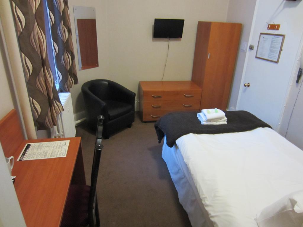 The Grail Court Hotel Burton-upon-Trent Szoba fotó